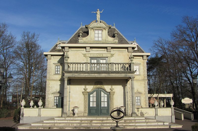 villa volta.jpg - Villa Volta hebben we nog nooit bezocht dus dat moeten we nu maar eens even doen. De villa heeft een binnenwerk waarin niet alleen de banken bewegen, maar de muren en plafond ook. Hierdoor krijg je het idee dat je bijna over de kop gaat.